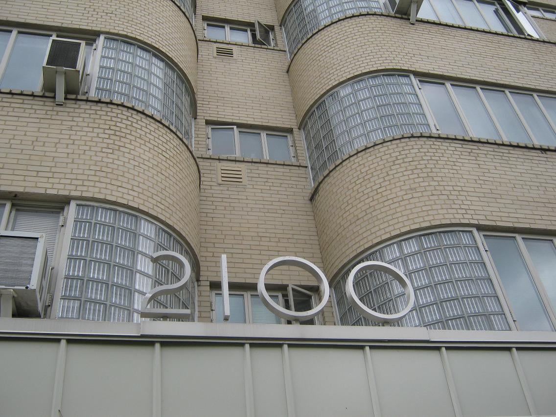 curved-glass-block-window