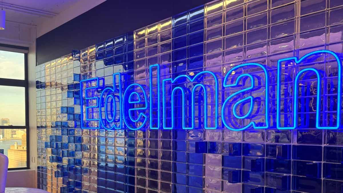 glass-brick-wall-interior-design-edelman-pr